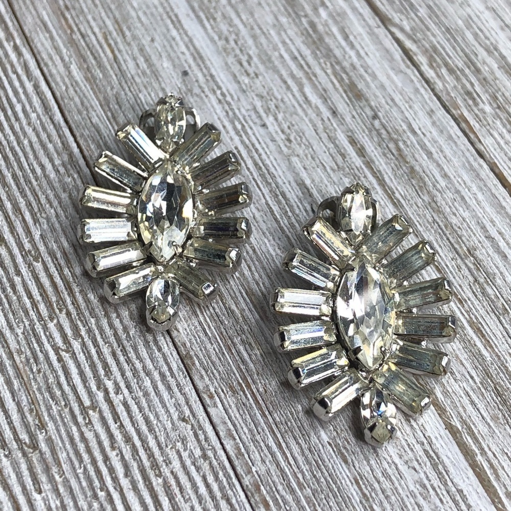 Vintage Weiss Clear Rhinestone Sunburst Clip-on